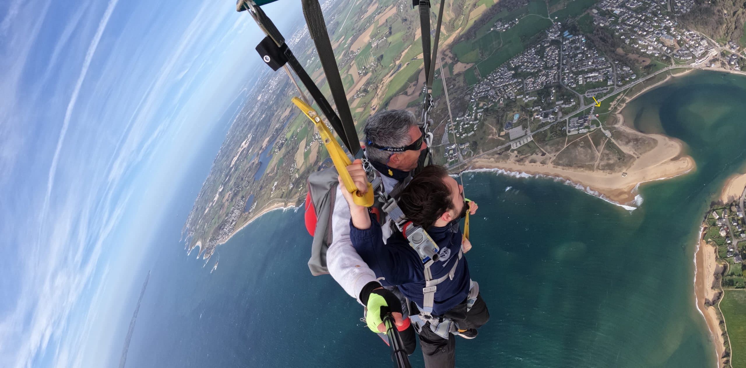 Baptême de saut en parachute tandem au-dessus de la côte bretonne de Guidel, moniteur et passager sous voile avec vue panoramique sur la baie et les plages – Saut en parachute Bretagne